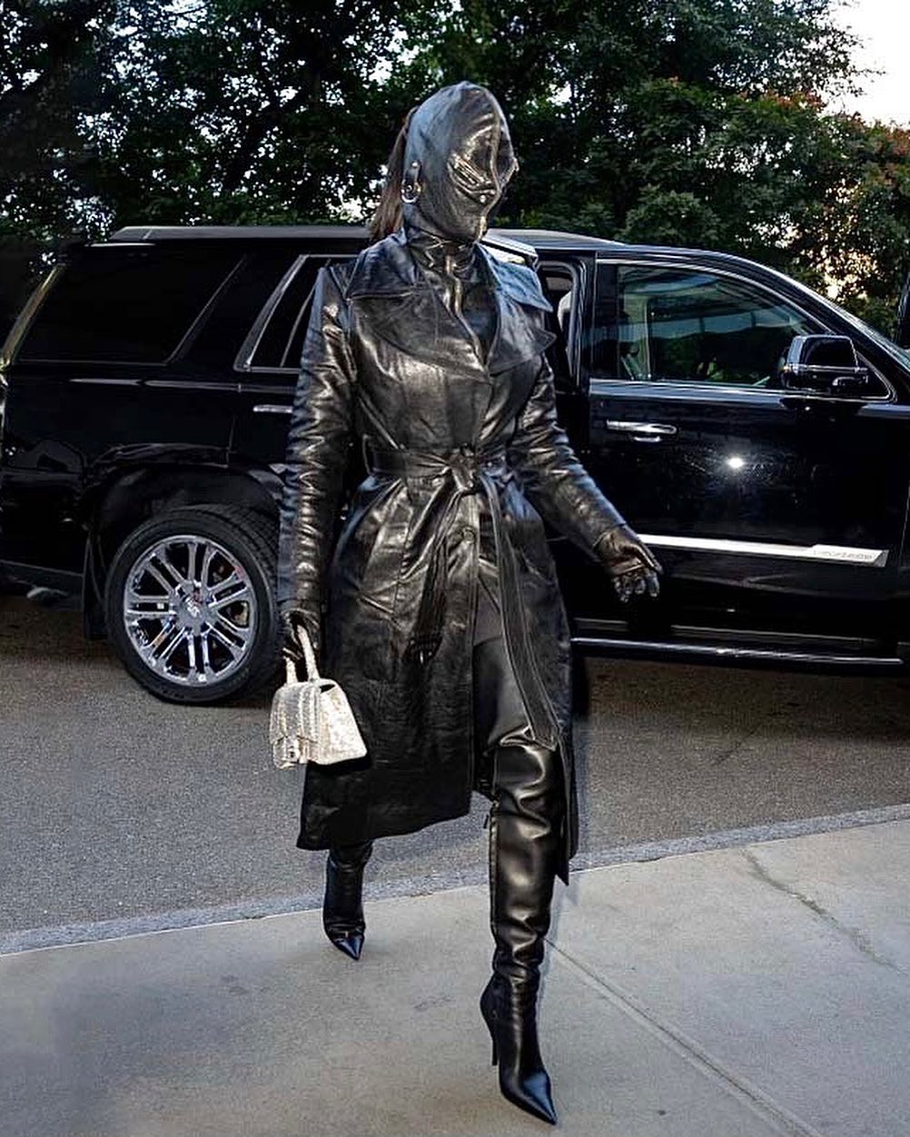 Năm 2021 của Kim Kardashian: Đã ngán cảnh khoe ngực phồn thực, quyết phải nhồi nhét đến bức tiểu mới thôi - Hình 8