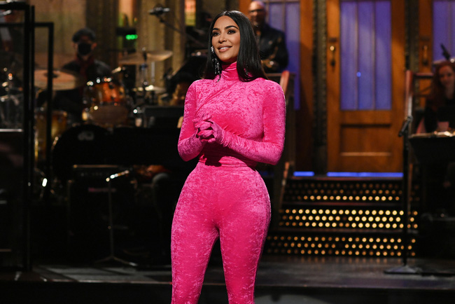 Năm 2021 của Kim Kardashian: Đã ngán cảnh khoe ngực phồn thực, quyết phải nhồi nhét đến bức tiểu mới thôi - Hình 13