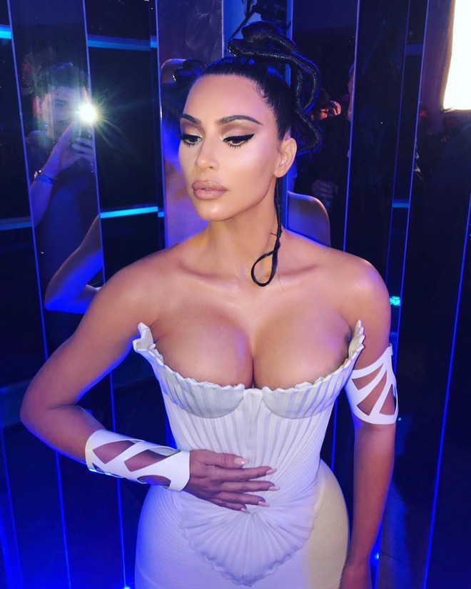 Năm 2021 của Kim Kardashian: Đã ngán cảnh khoe ngực phồn thực, quyết phải nhồi nhét đến bức tiểu mới thôi - Hình 1