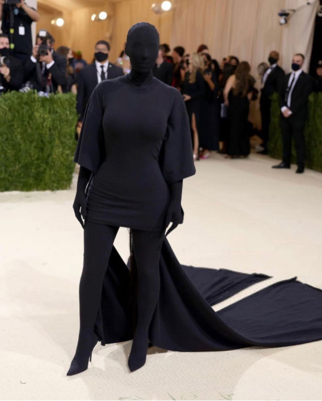 Năm 2021 của Kim Kardashian: Đã ngán cảnh khoe ngực phồn thực, quyết phải nhồi nhét đến bức tiểu mới thôi - Hình 6