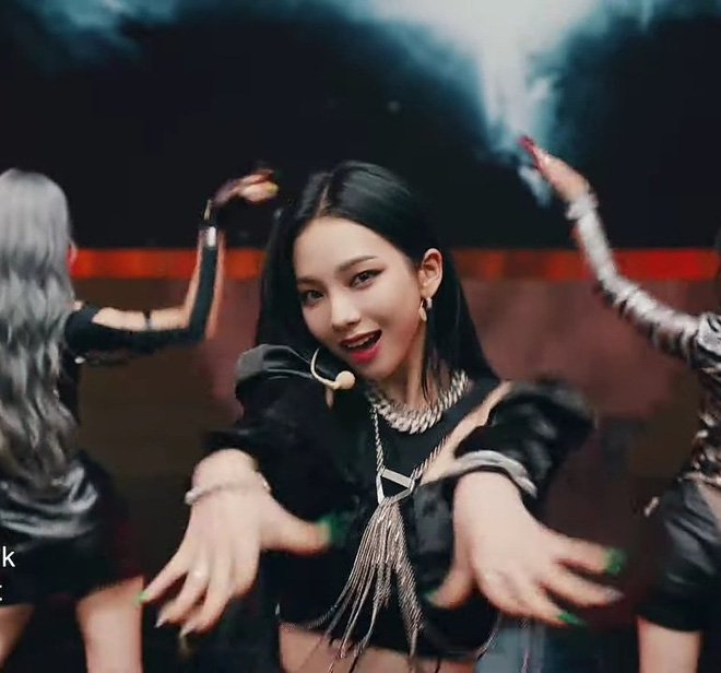 Ngất lịm nhan sắc siêu girlgroup nhà SM trên sân khấu đầu tiên: Taeyeon - Karina đẹp vô thực, nhưng Hyoyeon điên thật rồi! - Hình 7