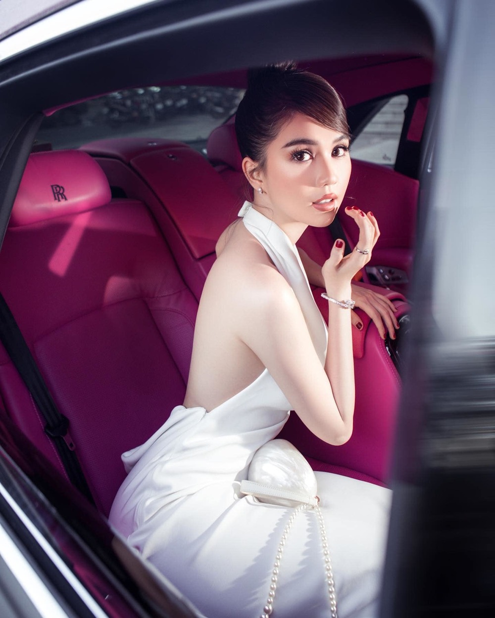 Ngọc Trinh lấn lướt khi đọ sắc bên dàn hậu quốc tế - Hình 1