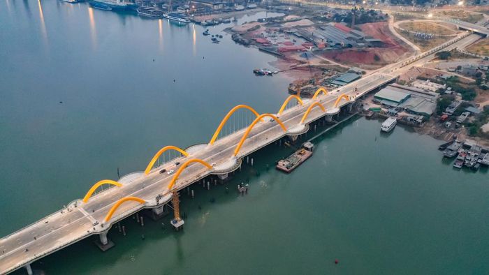 Người dân háo hức check in trên cầu Tình Yêu - Hình 1