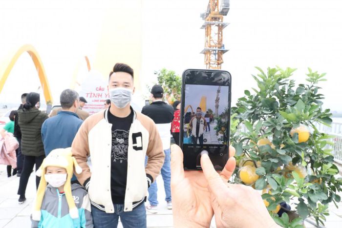 Người dân háo hức check in trên cầu Tình Yêu - Hình 4