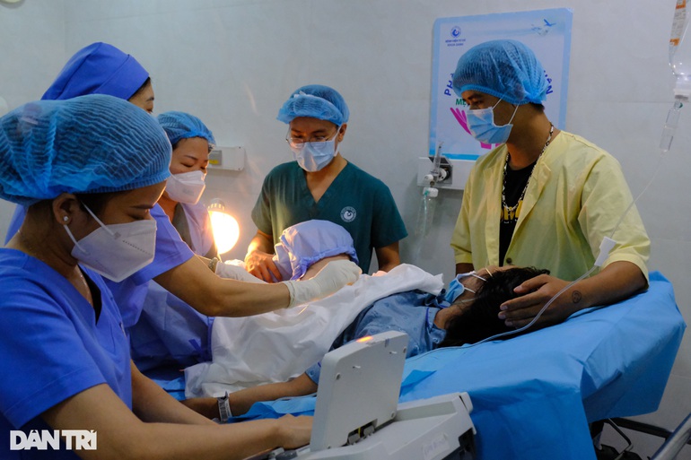 Người mẹ mắc Covid-19 nặng khi mang thai sinh con gái đúng giao thừa 2022 - Hình 1