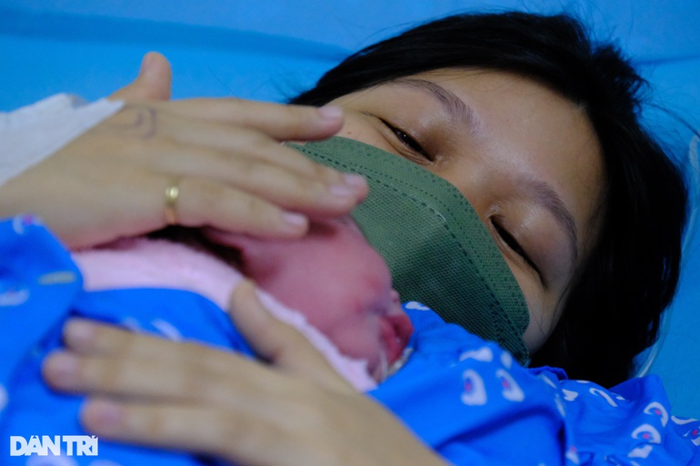 Người mẹ mắc Covid-19 nặng khi mang thai sinh con gái đúng giao thừa 2022 - Hình 6