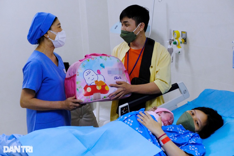 Người mẹ mắc Covid-19 nặng khi mang thai sinh con gái đúng giao thừa 2022 - Hình 8