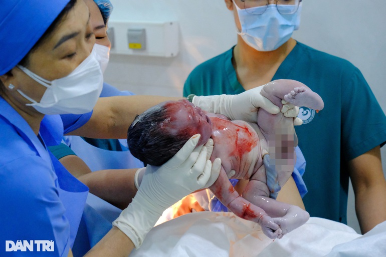 Người mẹ mắc Covid-19 nặng khi mang thai sinh con gái đúng giao thừa 2022 - Hình 2
