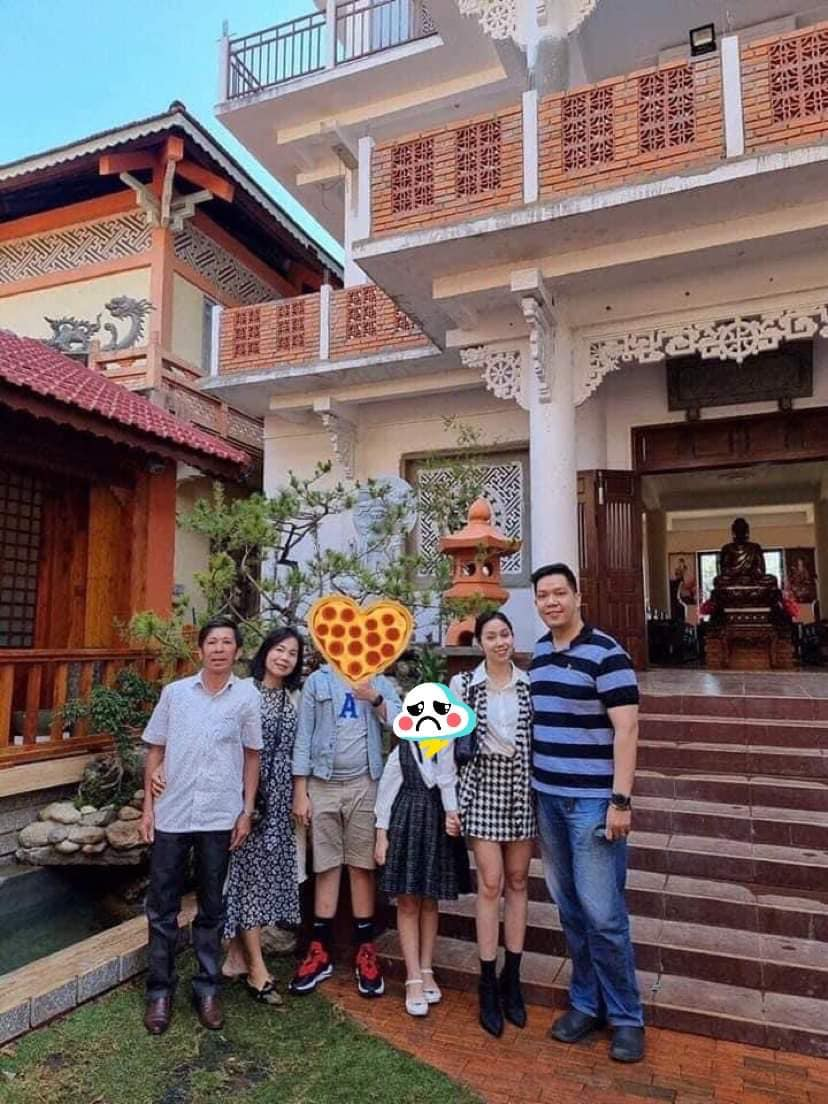 Phẫn nộ dì ghẻ trước khi bạo hành đưa bé gái đi chùa cầu phúc, lộ rõ thói 2 mặt, diện đồ phản cảm - Hình 3