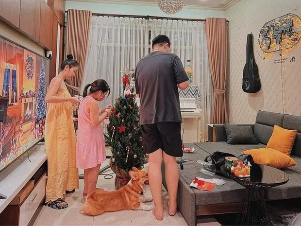 Phẫn nộ dì ghẻ trước khi bạo hành đưa bé gái đi chùa cầu phúc, lộ rõ thói 2 mặt, diện đồ phản cảm - Hình 1