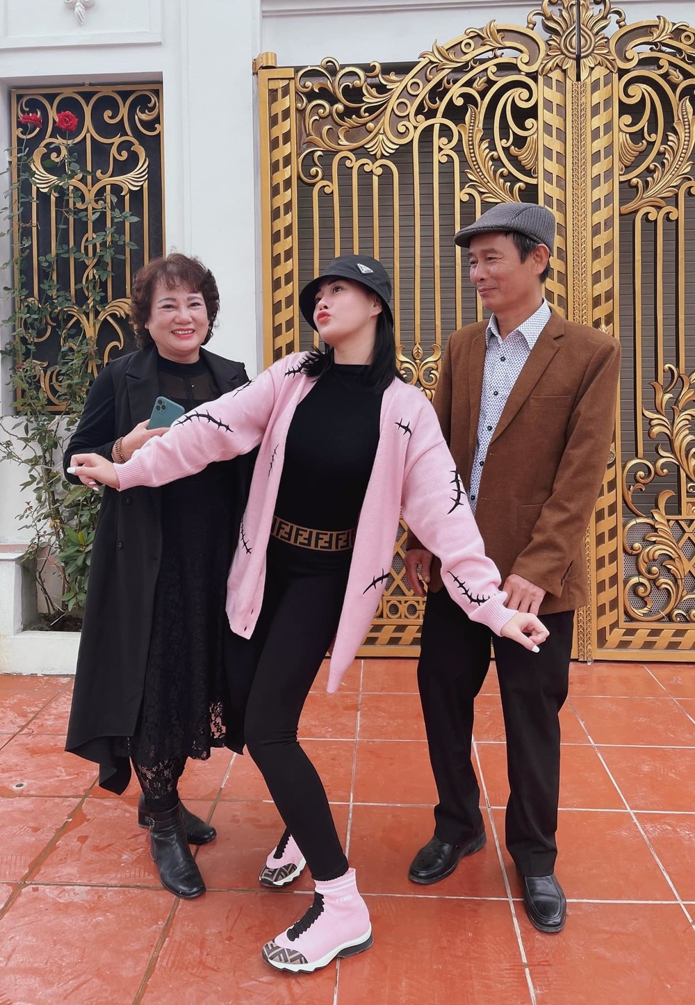 Phương Oanh khoe khung ảnh gia đình visual, nhan sắc mẹ gây chú ý - Hình 4