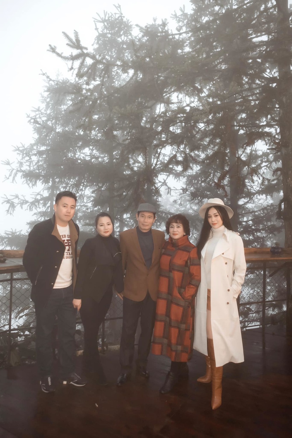 Phương Oanh khoe khung ảnh gia đình visual, nhan sắc mẹ gây chú ý - Hình 3