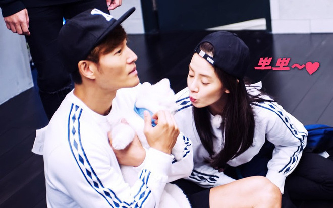 Song Ji Hyo - Kim Jong Kook bị khui ảnh hẹn hò, nàng còn ngả vào vai chàng cực kỳ thân mật? - Hình 3