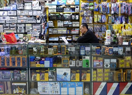 Thanh niên sưng bụng khi từ quán bán đồ điện tử ra: Clip 25 giây tiết lộ sự thật bất ngờ - Hình 1