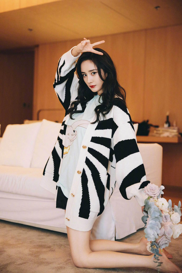 Triệu Lệ Dĩnh đọ sắc Dương Mịch trong bộ ảnh khai xuân: So kè visual hack tuổi, đúng là phụ nữ đẹp nhất khi không thuộc về ai - Hình 9