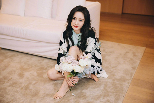 Triệu Lệ Dĩnh đọ sắc Dương Mịch trong bộ ảnh khai xuân: So kè visual hack tuổi, đúng là phụ nữ đẹp nhất khi không thuộc về ai - Hình 7