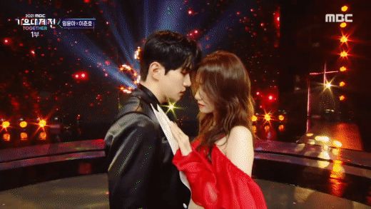 Vào mà xem Yoona (SNSD) ôm ấp mỹ nam Kpop tình tứ chưa này: Đẳng cấp Gen 2 mãi mận, sexy thế này fan chịu sao nổi! - Hình 14