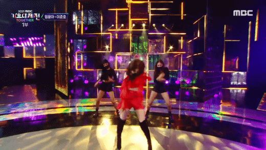 Vào mà xem Yoona (SNSD) ôm ấp mỹ nam Kpop tình tứ chưa này: Đẳng cấp Gen 2 mãi mận, sexy thế này fan chịu sao nổi! - Hình 5