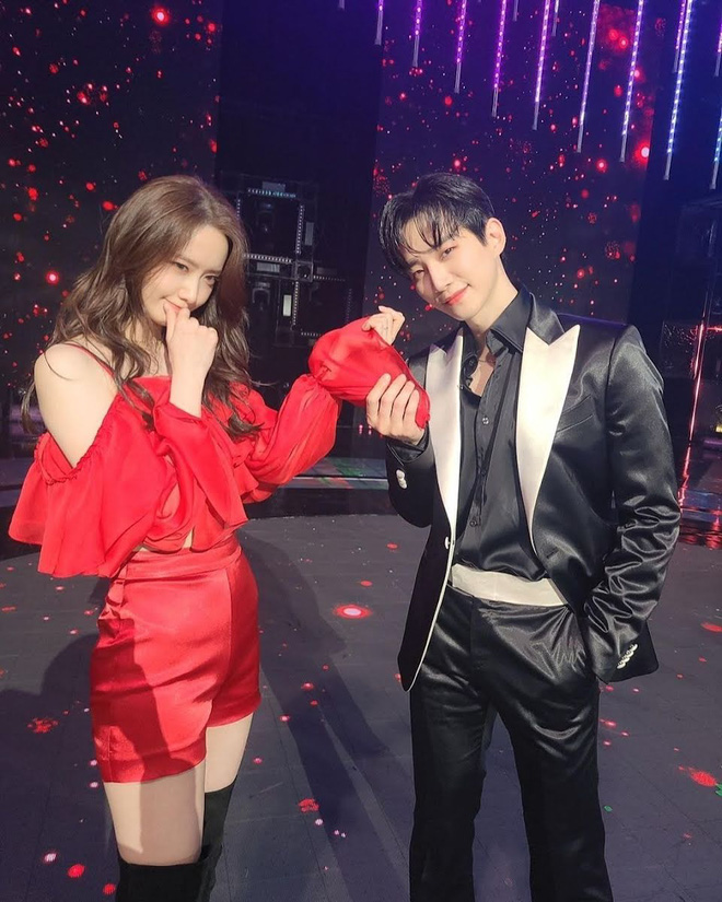 Vào mà xem Yoona (SNSD) ôm ấp mỹ nam Kpop tình tứ chưa này: Đẳng cấp Gen 2 mãi mận, sexy thế này fan chịu sao nổi! - Hình 2