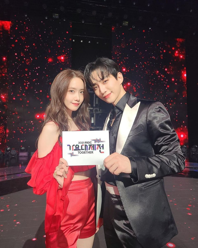 Vào mà xem Yoona (SNSD) ôm ấp mỹ nam Kpop tình tứ chưa này: Đẳng cấp Gen 2 mãi mận, sexy thế này fan chịu sao nổi! - Hình 1