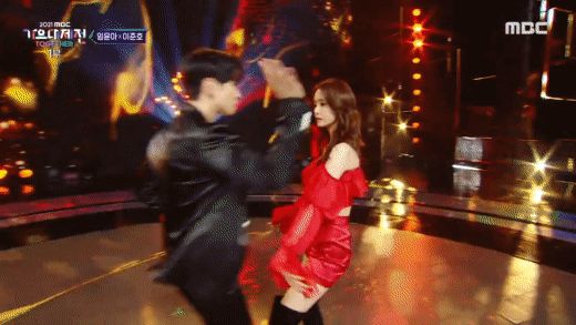 Vào mà xem Yoona (SNSD) ôm ấp mỹ nam Kpop tình tứ chưa này: Đẳng cấp Gen 2 mãi mận, sexy thế này fan chịu sao nổi! - Hình 12