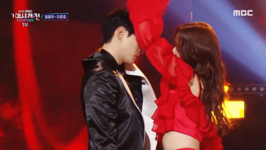 Vào mà xem Yoona (SNSD) ôm ấp mỹ nam Kpop tình tứ chưa này: Đẳng cấp Gen 2 mãi mận, sexy thế này fan chịu sao nổi! - Hình 11