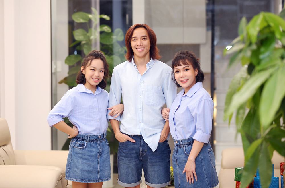 Việt Hương diện đồ xì tin, trông như chị em với ái nữ 12 tuổi - Hình 2