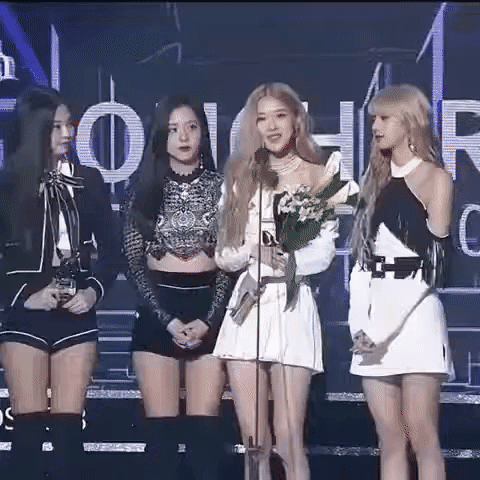 Rosé (BLACKPINK) gặp sự cố đội quần khi phát biểu, reaction của Tzuyu (TWICE) khiến fan rụng tim - Hình 1