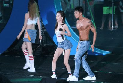 Sân khấu ướt át đỏ mặt của Sunmi hot trở lại, hóa ra dancer chính là chàng tắm chung với cô nàng hot nhất show Địa Ngục Độc Thân! - Hình 5