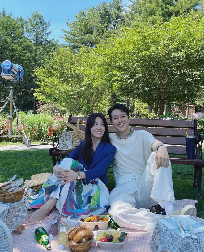 Song Hye Kyo lần đầu đăng ảnh thân mật ngoài đời với Jang Ki Yong sau 3 năm ly dị Song Joong Ki - Hình 2