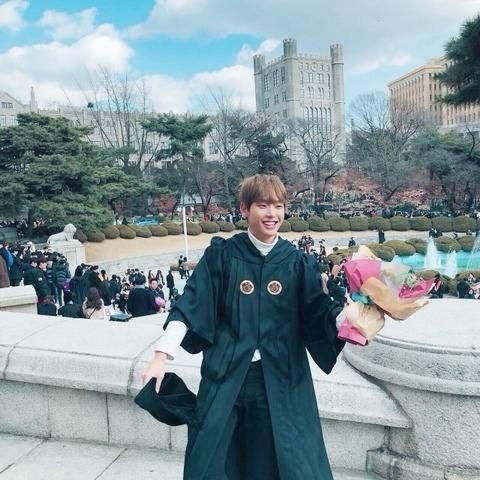 BTS, Xiumin (EXO) và loạt thần tượng giỏi giang, ngoài nghiệp cầm mic còn có tấm bằng Đại học lận lưng - Hình 10