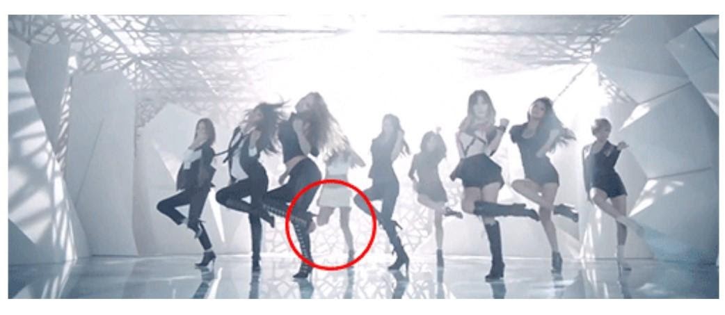 Jennie (BLACKPINK) bị cà khịa thua cả đàn em khi Liz (IVE) xử lý sự cố trên sân khấu - Hình 3