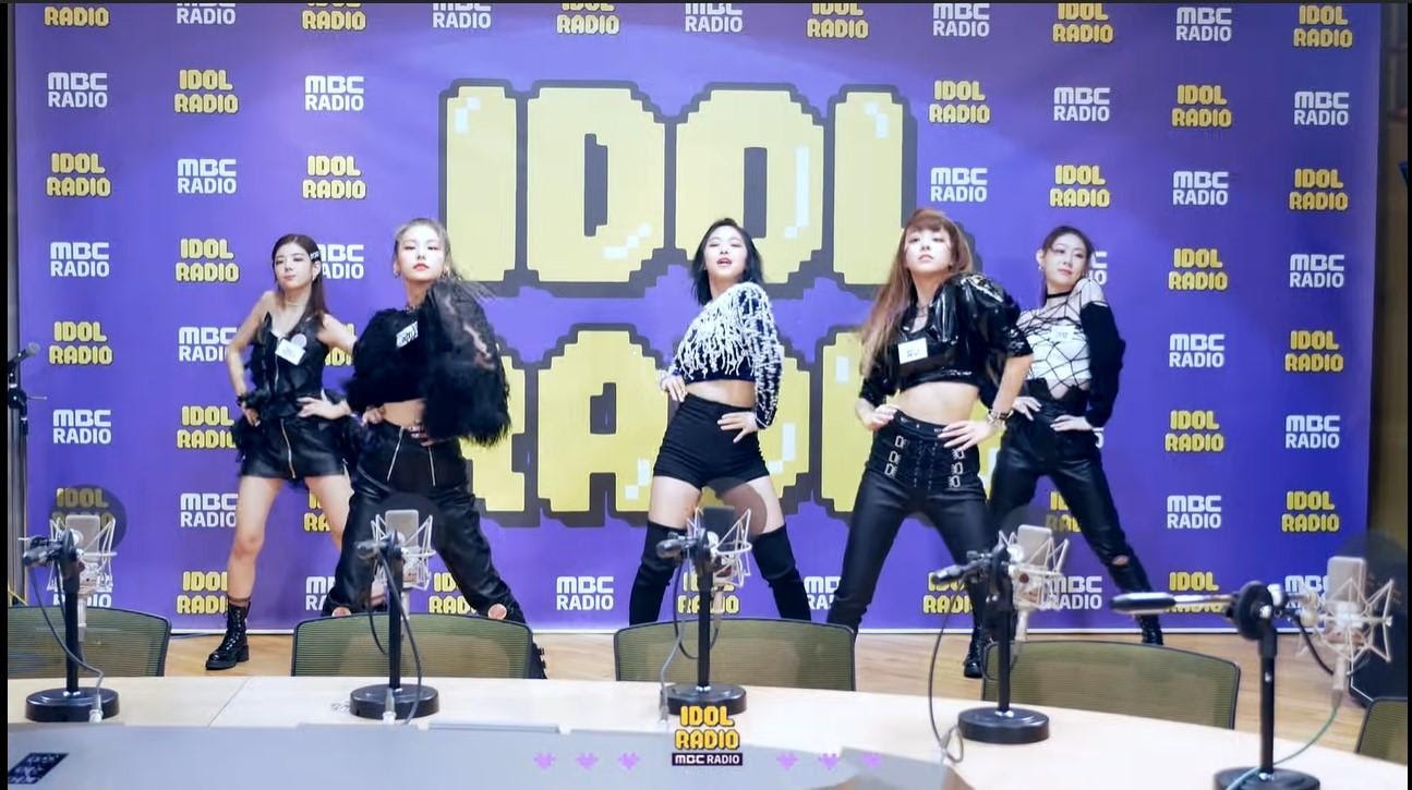 Jennie (BLACKPINK) bị cà khịa thua cả đàn em khi Liz (IVE) xử lý sự cố trên sân khấu - Hình 4