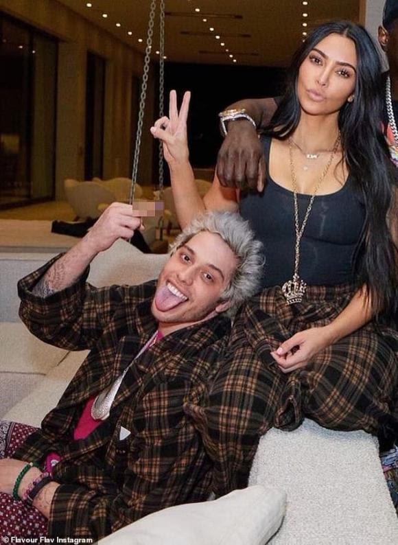 Kanye West bực bội ra mặt khi thấy Kim Kardashian đưa tình trẻ Pete Davidson đi du lịch - Hình 1