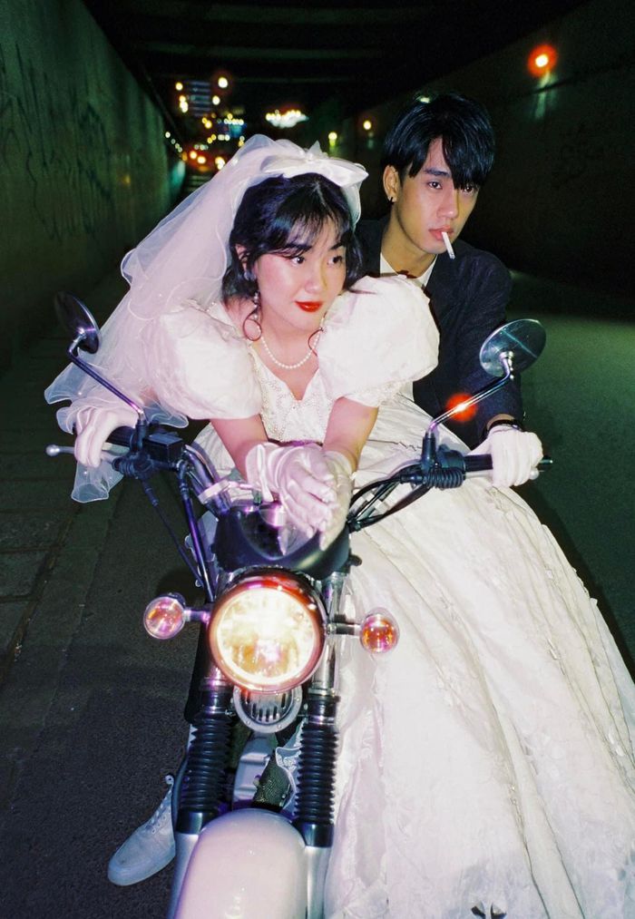 Sự kết hợp độc đáo giữa hot girl Hong Kong và phong cách cổ điển thập niên 90 sẽ làm say lòng bất cứ ai. Hãy cùng đắm chìm trong cảnh tượng đẹp như mơ trong những bức ảnh cưới thập niên 90 này.