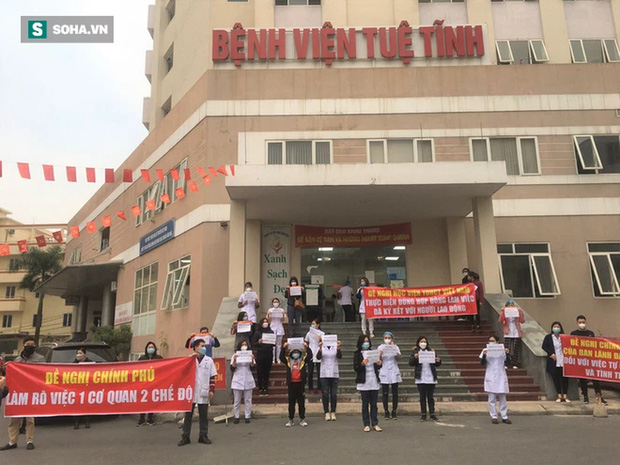 Hà Nội: Hơn 40 y bác sĩ xuống đường cầm băng rôn cầu cứu vì bị nợ lương suốt 8 tháng - Hình 1