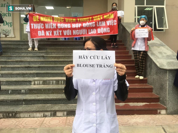 Hà Nội: Hơn 40 y bác sĩ xuống đường cầm băng rôn cầu cứu vì bị nợ lương suốt 8 tháng - Hình 3