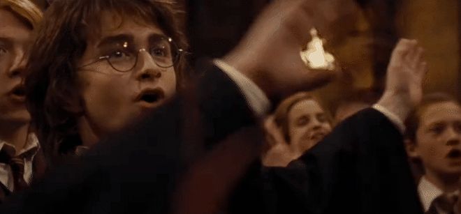 Không thể tin Harry Potter dám cắt bỏ 7 cảnh phim xuất sắc này: Harry hát tệ muốn xỉu, cặp Ron - Hermione có khoảnh khắc siêu ngọt! - Hình 3