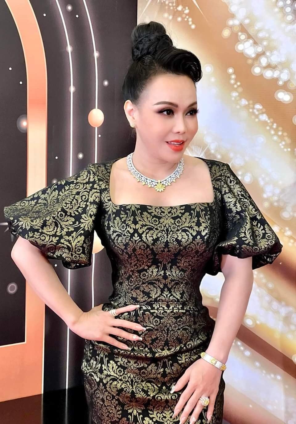 Việt Hương, Cát Tường phũ đầu bà Phương Hằng, tuyên bố không sao kê, gọi CĐM là đồ vô tri - Hình 3