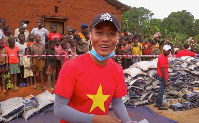 Nhóm Quang Linh Vlog làm việc tốt ở Châu Phi bị nhận vơ thành người Trung Quốc - Hình 1