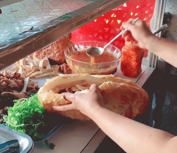 Xôn xao ổ bánh mì 20k to gấp 3 lần bánh mì Huỳnh Hoa, dân mạng nhao nhao hỏi: Chủ tiệm bán vì đam mê à? - Hình 1