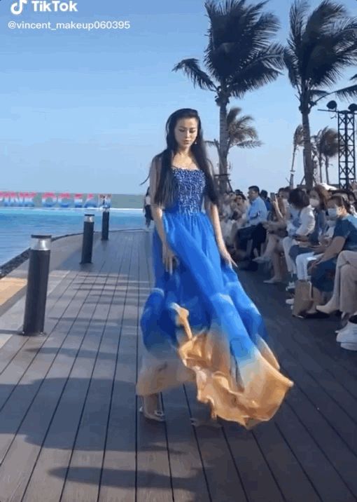 Hoa hậu Phương Khánh gặp sự cố khi catwalk, chuyện gì mà đành cười 10 phần bất lực thế này? - Hình 2