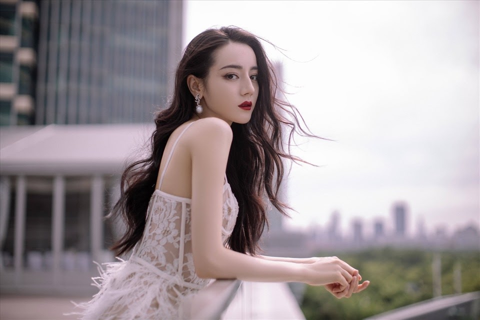 Cúc Tịnh Y và Địch Lệ Nhiệt Ba cùng mê mệt một nam thần trong làng giải trí, người ấy là ai? - Hình 2