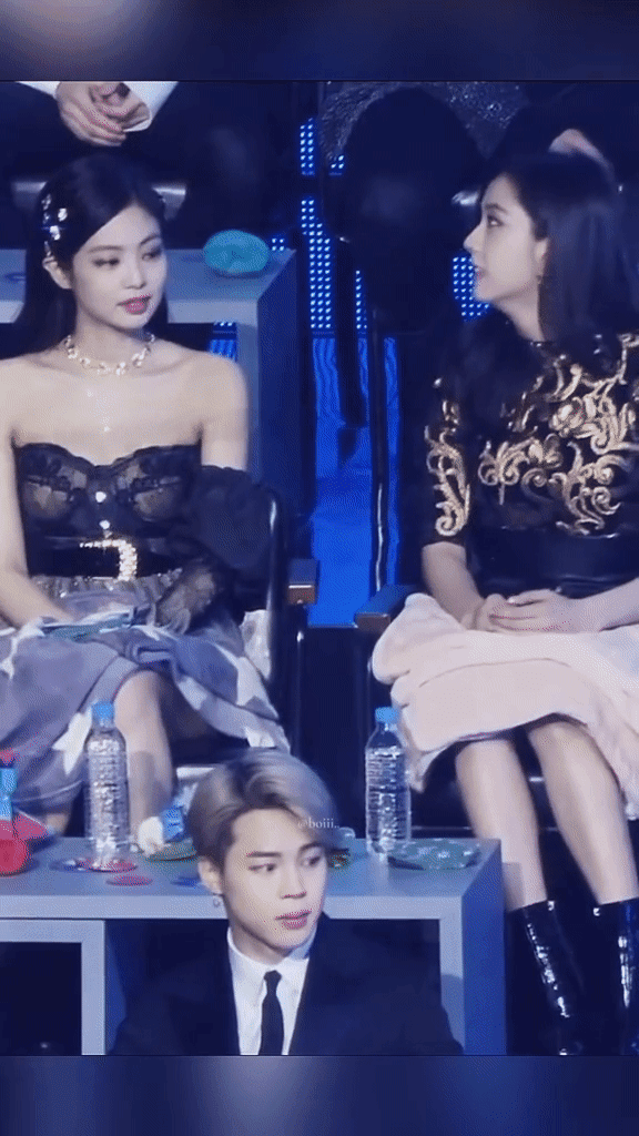 Jimin (BTS) có duyên nợ với BLACKPINK: Mỗi lần Jisoo, Jennie thì thầm to nhỏ là ló mặt làm cameo? - Hình 1