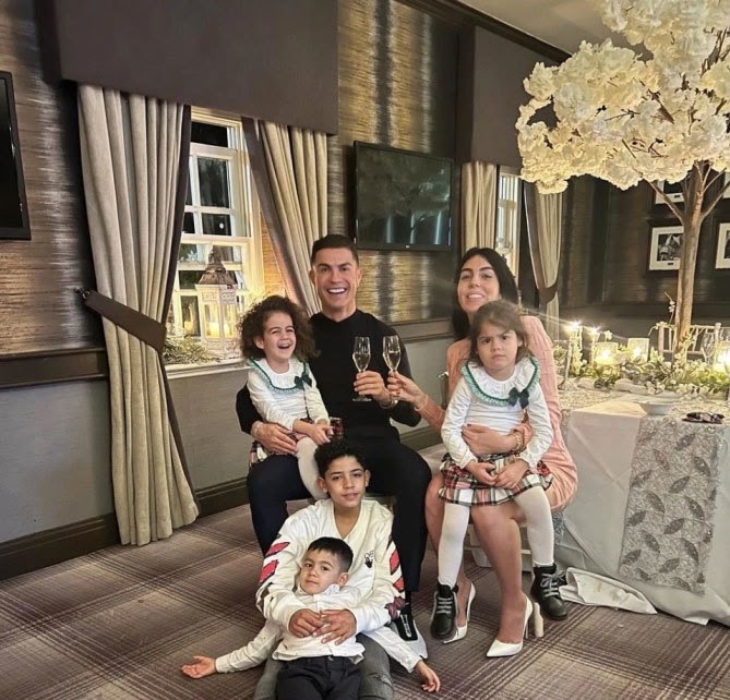 Bạn gái Cristiano Ronaldo sống trong nhung lụa cũng phải khóc thầm vì nỗi khổ này - Hình 2