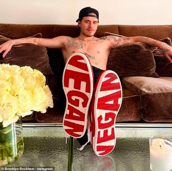 Brooklyn Beckham bị mắng không não, cậu hai Romeo lột xác táo bạo khiến bố mẹ nở mũi - Hình 1