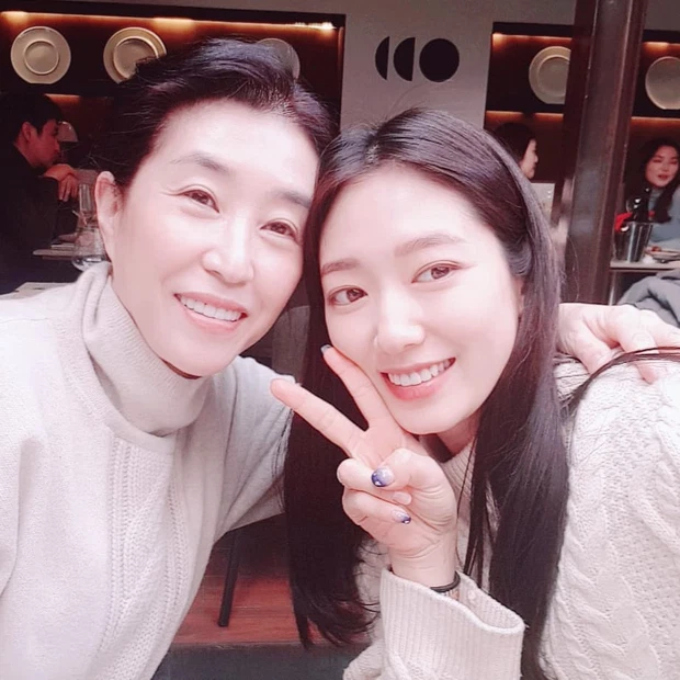 Park Shin Hye bất ngờ xuất hiện với gương mặt hốc hác cận ngày cưới khiến netizen lo lắng tột độ - Hình 2