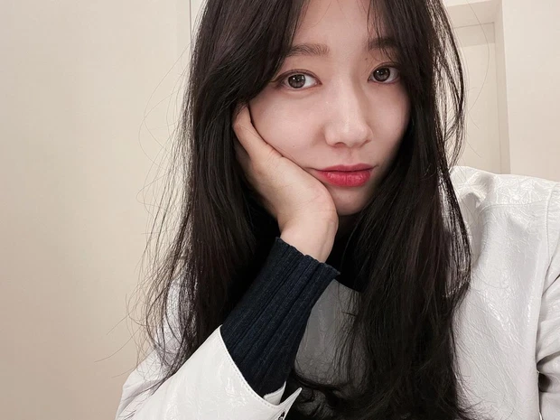 Park Shin Hye bất ngờ xuất hiện với gương mặt hốc hác cận ngày cưới khiến netizen lo lắng tột độ - Hình 1