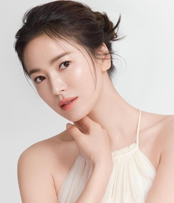 Song Hye Kyo khoe ảnh selfie cực lạ, nhưng làn da ở tuổi 40 mới thực sự gây choáng - Hình 4