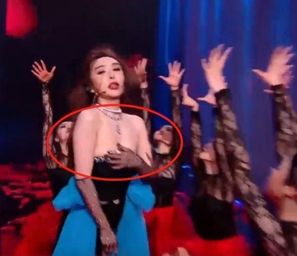 Tình cũ Huỳnh Hiểu Minh - Lý Phi Nhi bị tụt váy ngay trên sân khấu, xử lý sao mà dân mạng rần rần? - Hình 1
